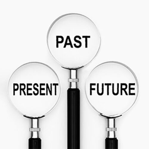 Schmuckbild zeigt 3 Lupen: Present - Past - Future