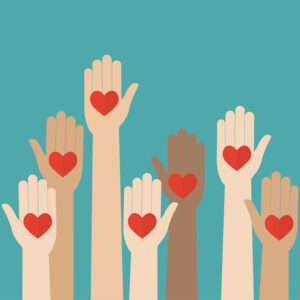Symbolbild zeigt Hände mit einem Herzen auf der Handfläche, welche unterschiedlich hoch in die Luft gestreckt sind.